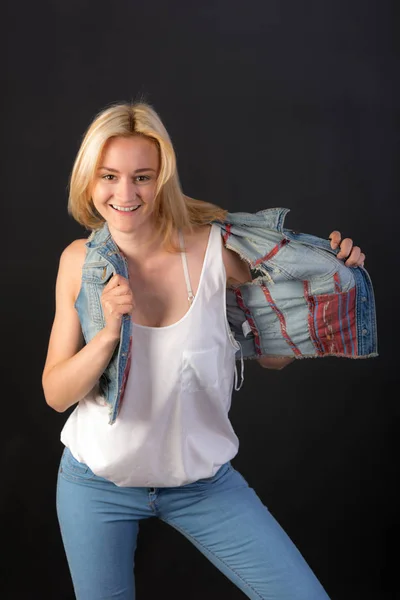 Retrato Uma Menina Uma Jaqueta Jeans Fundo Preto — Fotografia de Stock