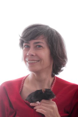 izole bir siyah yerli fare ile bir kadın portresi