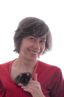 izole bir siyah yerli fare ile bir kadın portresi