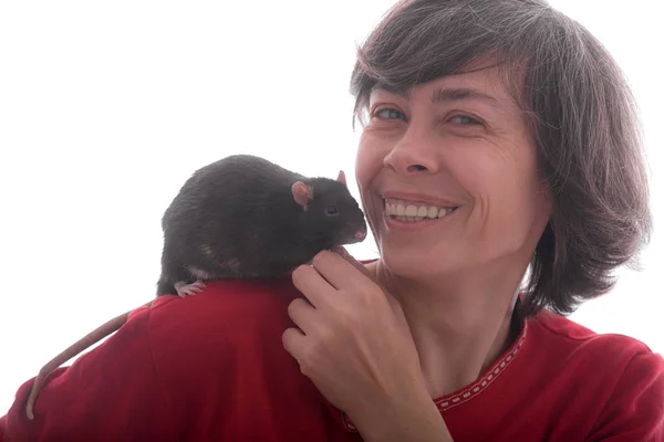 Retrato Uma Mulher Com Rato Doméstico Preto Isolado — Fotografia de Stock