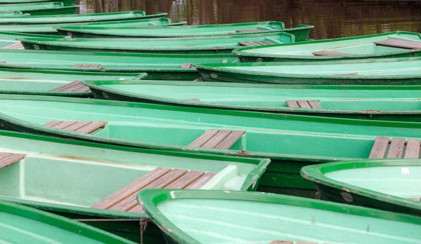 su parkındaki ahşap tekne