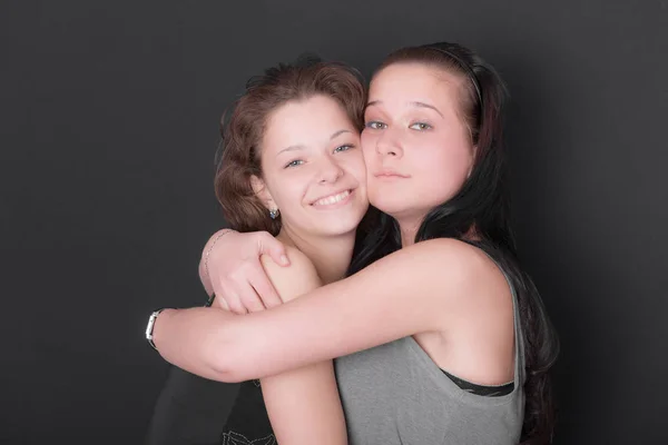 Retrato Estúdio Duas Namoradas Adolescentes Fundo Preto — Fotografia de Stock