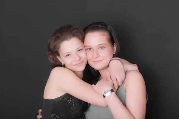 Studioporträt Zweier Teenager Freundinnen Auf Schwarzem Hintergrund — Stockfoto