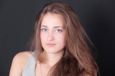 uzun saçlı Genç bir kız portresi stüdyo