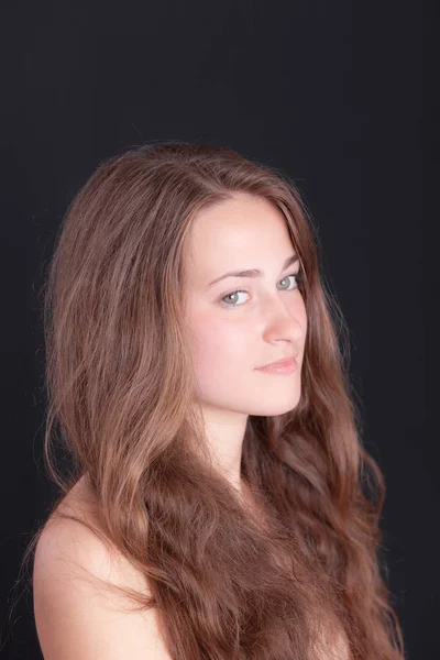 Studio Portret Van Een Jong Meisje Met Lang Haar — Stockfoto