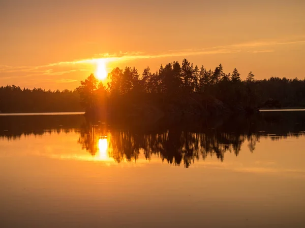 Bir Orman Göl Üzerine Düşünceler Ile Dramatik Günbatımı — Stok fotoğraf