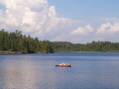kız bir şişme şişme gölde yüzen