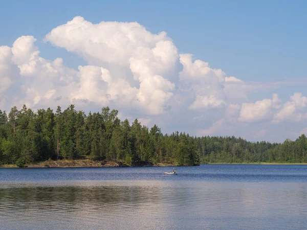 Mädchen Schwimmt Auf Aufblasbarer Matratze Auf Dem See — Stockfoto