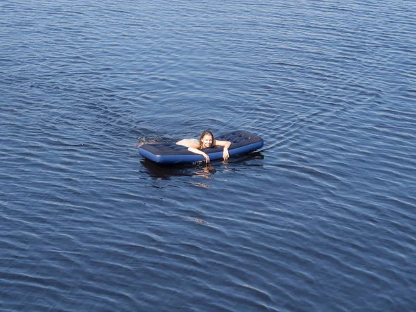 Девушка Плавает Надувном Матрасе Озере — стоковое фото