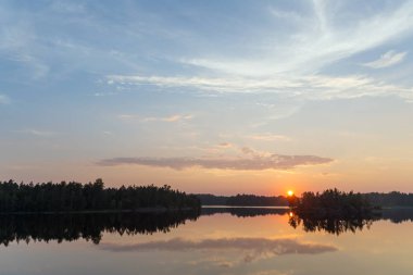 bulutlu bir orman göl üzerinden günbatımı
