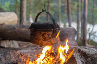 metal pot ateşte asılı yakın çekim