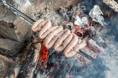 et sosis şiş üzerinde kömür yangınlar üzerinde