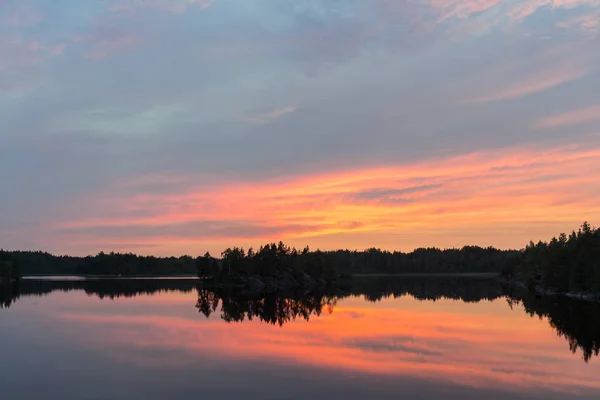 Drammatico Tramonto Estivo Con Riflessi Lago Boschivo — Foto Stock