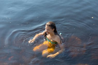 su yaz bir kız portresi