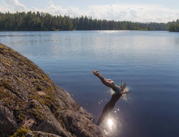 Girl Dives Lake Cliff — Stock Photo, Image