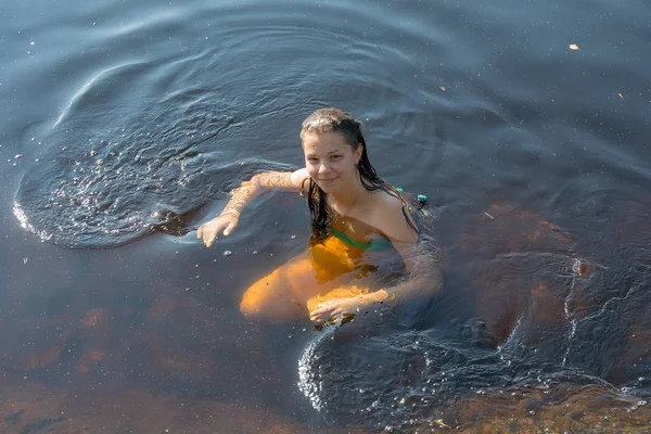 夏日水中的女孩肖像 — 图库照片