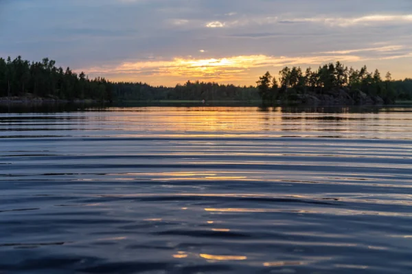 Vlny Vodě Lesní Jezera Letní Večer — Stock fotografie