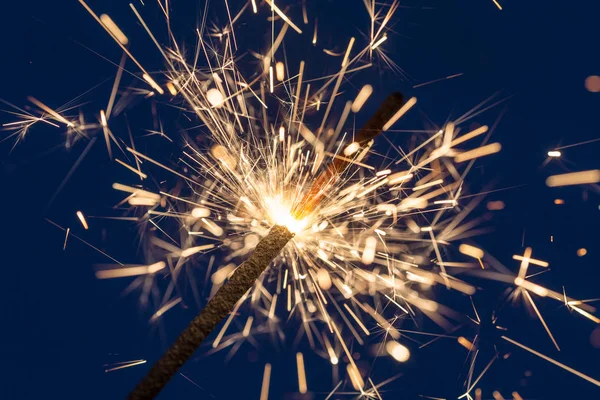 Abstraktní Jiskry Aplikace Fireworks Closeup Tmavě Modrém Pozadí — Stock fotografie