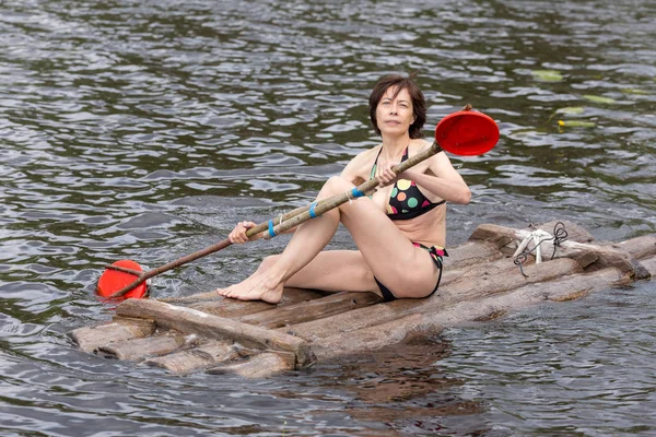 Portrait Une Femme Avec Une Pagaie Sur Radeau Bois — Photo