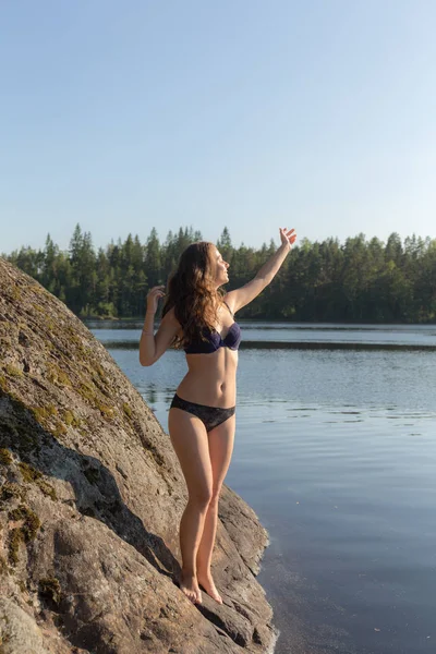 Esbelta Mujer Tomando Sol Una Roca Junto Lago — Foto de Stock