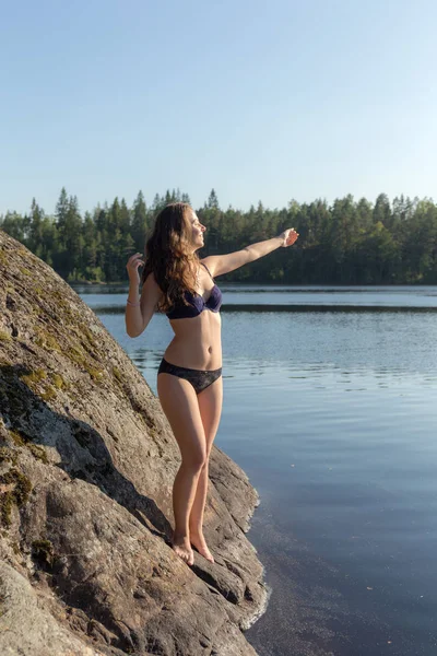 Mulher Esbelta Banhos Sol Uma Rocha Junto Lago — Fotografia de Stock