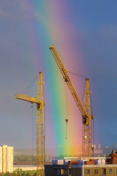 Bouw Kranen Tegen Hemel Met Een Regenboog — Stockfoto