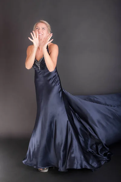 黒の背景に濃い青のイブニング ドレスの女の子 — ストック写真