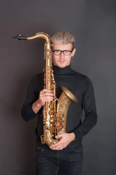 Studio Porträtt Musiker Med Saxofon — Stockfoto