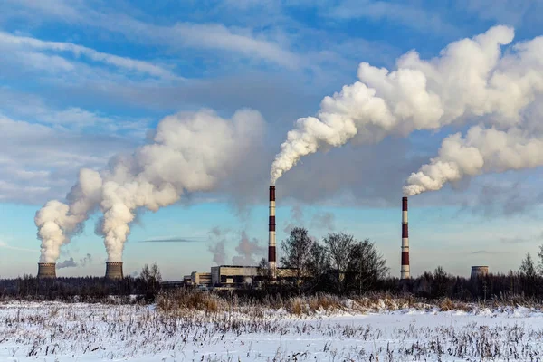 Paisaje Invernal Humo Tuberías Industriales — Foto de Stock