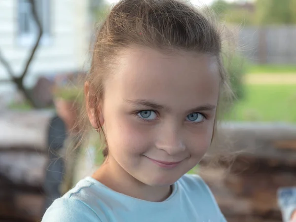 Portrait Une Petite Fille Aux Yeux Bleus Gros Plan — Photo