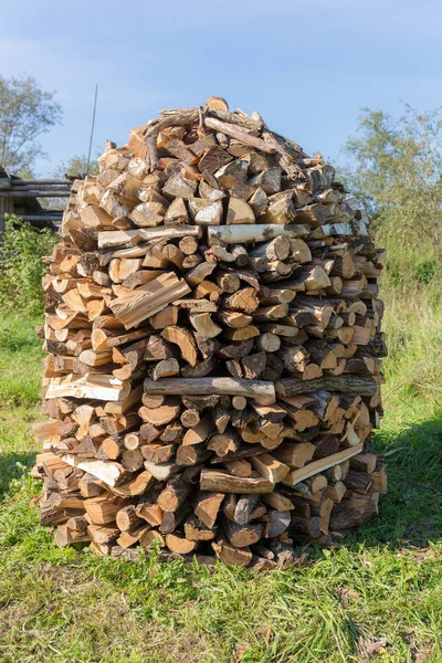 大きなヒープでみじん切り薪を乾燥 — ストック写真