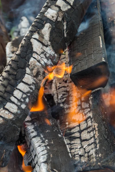 Fuego Ardiente Carbones Madera Cerca — Foto de Stock