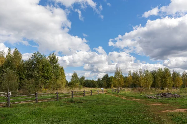 Landelijke Omgeving Met Een Hek Het Vroege Najaar — Stockfoto