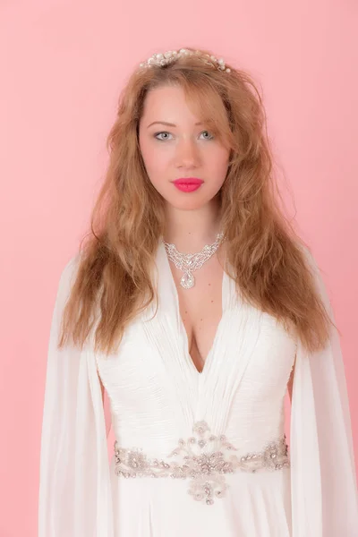 Retrato Estúdio Uma Menina Vestido Branco — Fotografia de Stock