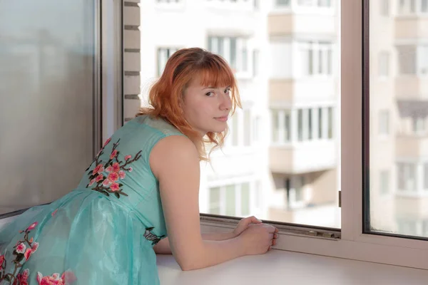 Retrato Uma Menina Com Cabelo Vermelho Pela Janela — Fotografia de Stock