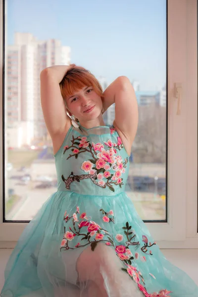 Retrato Una Chica Con Pelo Rojo Por Ventana —  Fotos de Stock