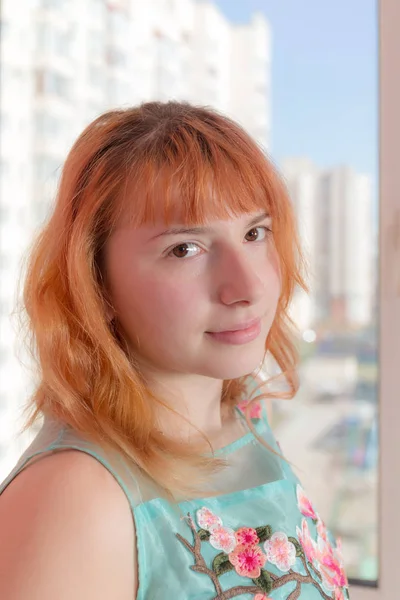 Kızıl Saçlı Tatlı Bir Kızla Portresi — Stok fotoğraf
