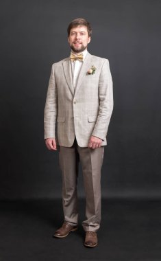 Papyonlu takım elbiseli bir adamın portresi.