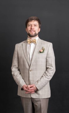 Papyonlu takım elbiseli bir adamın portresi.