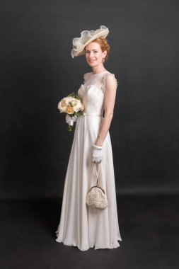 Beyaz bir elbise içinde bir gelin portresi