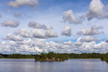 Cumulus bulutları ile yaz göl manzara