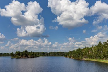 Cumulus bulutları ile yaz göl manzara