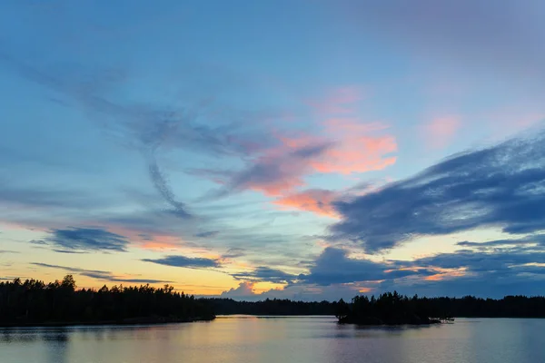 Parlak Yaz Günbatımı Bulutlar Üzerinde Orman Gölü Ile — Stok fotoğraf