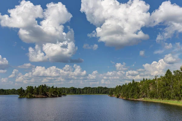 Krajina Kupovité Mraky Nad Jezerem Letní — Stock fotografie