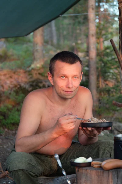 Человек Обедает Лесном Лагере Любуясь Закатом — стоковое фото