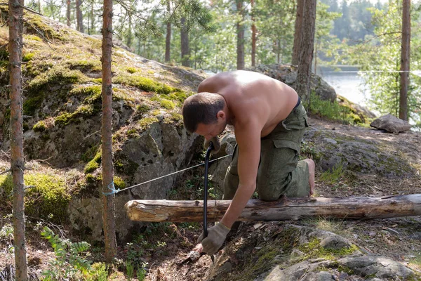 Člověk Řezání Protokolu Pro Dříví Lese — Stock fotografie