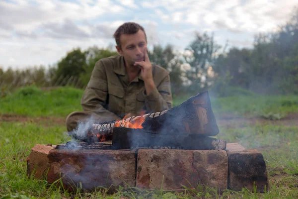 Uomo Siede Fronte Focolare Mattoni Con Legna Ardere Fiamme — Foto Stock