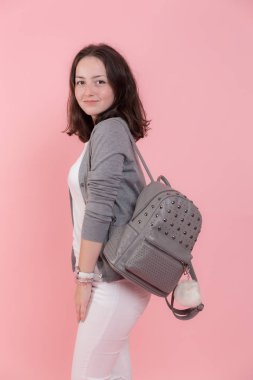 bir genç kızın bir sırt çantası ile stüdyo portre