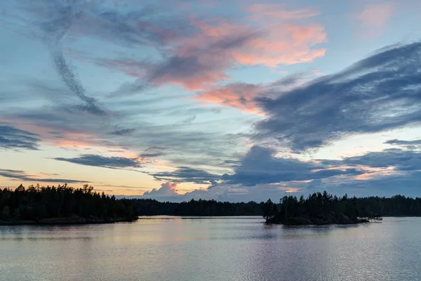 Luminoso Tramonto Estivo Con Nuvole Sul Lago Della Foresta — Foto Stock