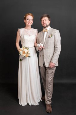 mutlu bir çift onların düğün günü Studio portresi